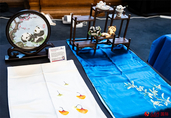 活動現(xiàn)場的現(xiàn)場文創(chuàng)展、互動體驗區(qū)、非遺區(qū)展示。人民網 郭錦標攝