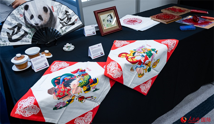 活動現(xiàn)場的現(xiàn)場文創(chuàng)展、互動體驗區(qū)、非遺區(qū)展示。人民網 郭錦標攝