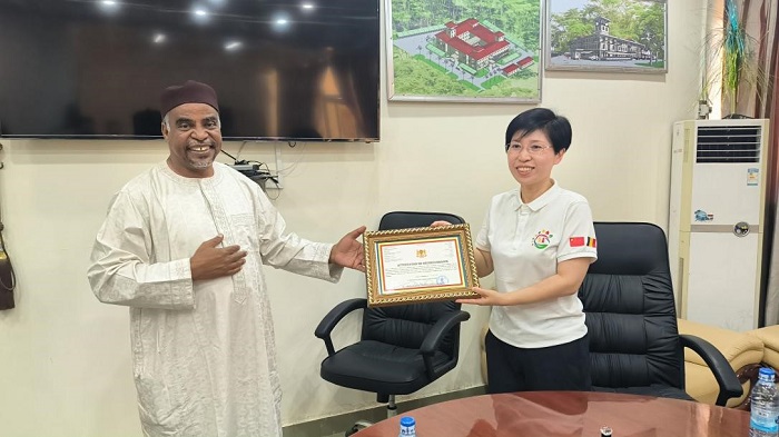 江西省衛(wèi)健委婦幼處處長葉穎代表組派部門接受乍得衛(wèi)生部表彰。中國（江西）第18批援乍得醫(yī)療隊供圖