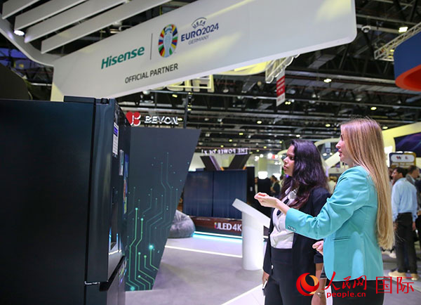 訪客在海信集團(tuán)展臺參觀。人民網(wǎng) 塔里克·易卜拉欣攝