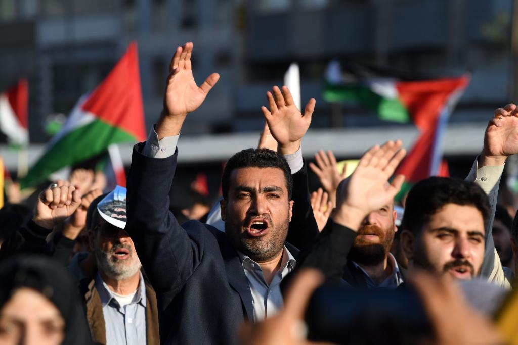 10月18日，人們?cè)谝晾实潞谔m舉行集會(huì)。當(dāng)日，突尼斯、土耳其、伊朗等多國民眾舉行集會(huì)，表達(dá)對(duì)巴勒斯坦人民的支持，并譴責(zé)針對(duì)加沙城醫(yī)院的襲擊。新華社記者 沙達(dá)提 攝