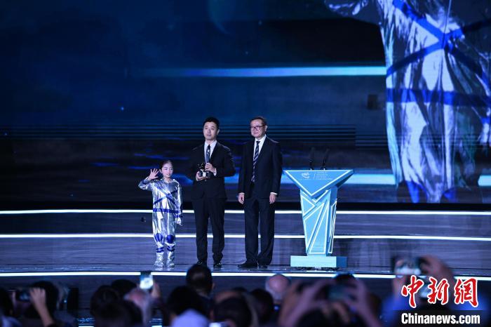 10月21日，2023雨果獎(jiǎng)在成都揭曉。中國科幻作家海漄憑小說《時(shí)空畫師》獲2023雨果獎(jiǎng)“最佳短中篇小說”?！D片由第81屆世界科幻大會(huì)組委會(huì)提供