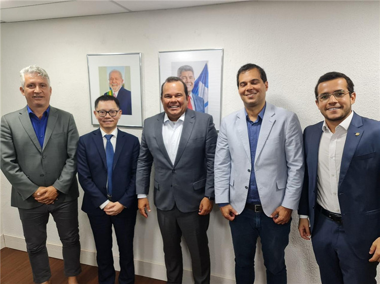 巴伊亞州副州長(zhǎng)杰拉爾多·儒尼奧爾（中）與中國(guó)—巴伊亞州礦業(yè)委員會(huì)主要成員合影。巴西巴伊亞州“中國(guó)—巴伊亞州礦業(yè)委員會(huì)”供圖