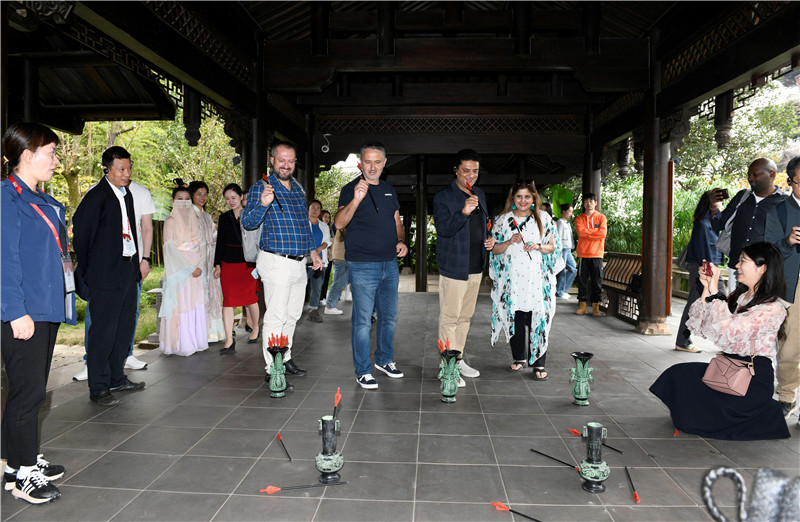 在安樂泉，中外記者體驗(yàn)投壺 趙橙涔攝