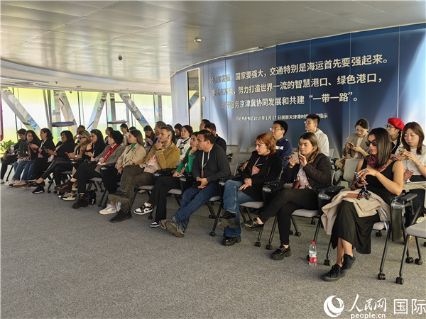 外媒記者探訪天津港北疆港區(qū)C段智能化集裝箱碼頭。人民網(wǎng)記者 符園園攝