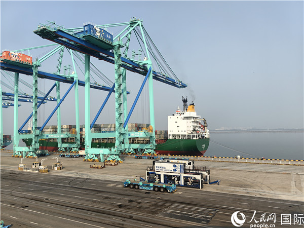 天津港北疆港區(qū)C段智能化集裝箱碼頭。人民網(wǎng)記者 符園園攝