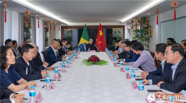 當地時間10月23日，國務院僑務辦公室主任陳旭（中）在巴西里約熱內盧出席國務院僑辦代表團與里約僑界座談會。  王天聰 攝