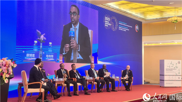 與會(huì)嘉賓展開座談。人民網(wǎng)記者 萬宇攝