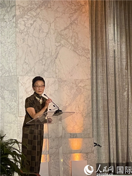 方李邦琴在頒獎(jiǎng)臺(tái)上。人民網(wǎng)記者 鄧圩攝