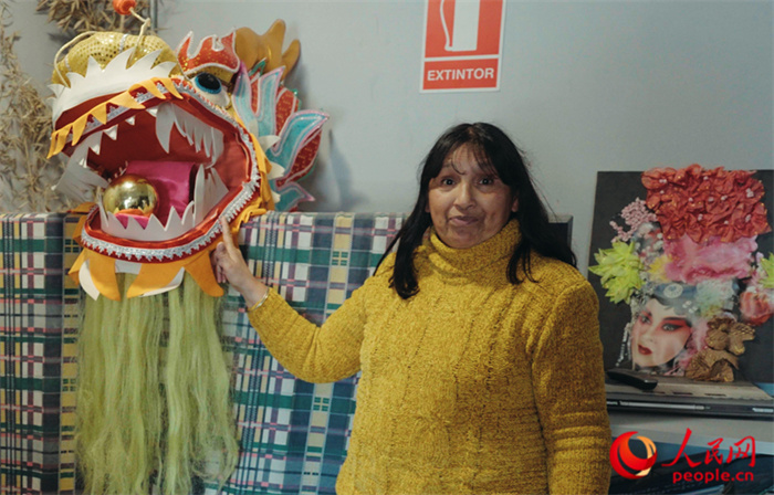 “熊貓閱覽室”一角。盧漢·梅洛為記者展示大使館贈送的龍頭。人民網(wǎng)記者 張若涵攝