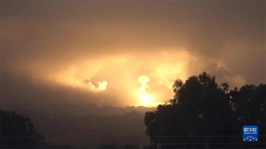 這張從以色列國防軍發(fā)布視頻中截取的圖片顯示，10月27日晚，以軍進入加沙地帶開展地面行動。新華社發(fā)