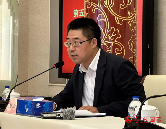 10月31日，歐美同學(xué)會副秘書長滕劍峰在第五屆中法文化論壇媒體吹風(fēng)會上講話。（人民網(wǎng) 謝瑩攝）