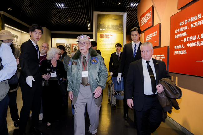 2023年10月30日，美國飛虎隊老兵梅爾·麥克馬倫一行參訪中國人民抗日戰(zhàn)爭紀(jì)念館。中國人民對外友好協(xié)會供圖