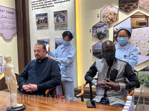   （外媒記者爭先恐后體驗艾灸，直呼神奇。中國經(jīng)濟(jì)周刊記者 郭志強(qiáng) 攝）