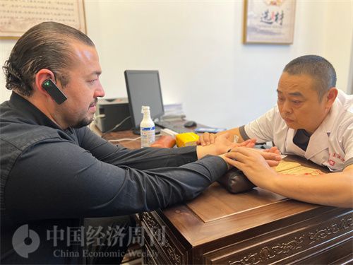   （外媒記者走進(jìn)中醫(yī)堂，問診中醫(yī)名師。中國經(jīng)濟(jì)周刊記者 郭志強(qiáng)攝）