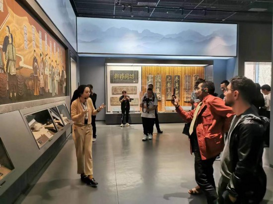  2023“一帶一路”媒體合作論壇聯(lián)合采訪團(tuán)參觀中國藥都中醫(yī)藥博物館。（本報記者 黃超攝）