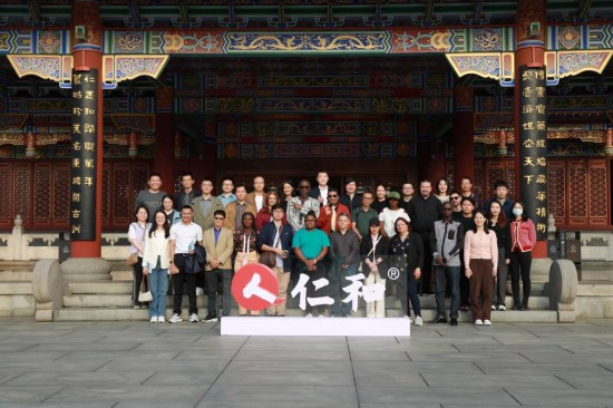 2023“一帶一路”媒體合作論壇聯(lián)合采訪團(tuán)參觀仁和集團(tuán)。（受訪者供圖）