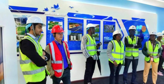   2023“一帶一路”媒體合作論壇聯(lián)合采訪團(tuán)走進(jìn)江西公司新余市綜合智慧零碳電廠展廳。（本報(bào)記者 周歡攝）