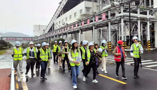   2023“一帶一路”媒體合作論壇聯(lián)合采訪團(tuán)走進(jìn)國家電投江西公司分宜電廠廠區(qū)。（本報(bào)記者 周歡攝）