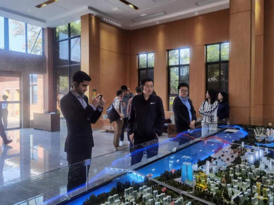 　　10月24日，2023“一帶一路”媒體合作論壇聯(lián)合采訪團(tuán)團(tuán)員在清水塘投資集團(tuán)招商服務(wù)中心參觀。本報記者 常雯宜攝