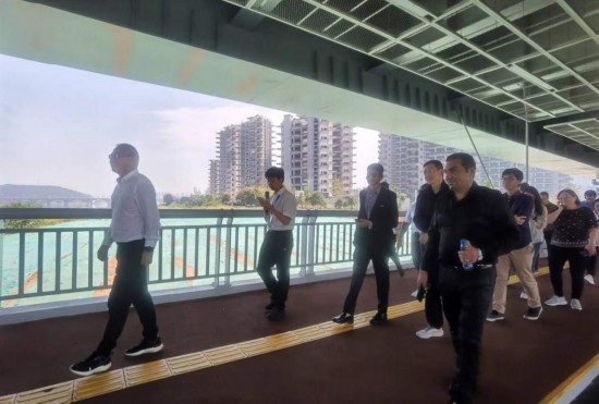 　　10月24日，2023“一帶一路”媒體合作論壇聯(lián)合采訪團(tuán)團(tuán)員走在清水塘大橋景觀通道上。本報記者 常雯宜攝