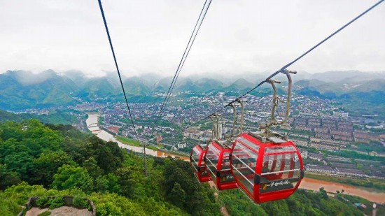 　　在纜車(chē)上俯瞰赤水河及茅臺(tái)鎮(zhèn)風(fēng)景。資料圖片