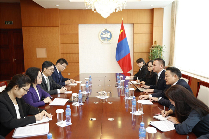 10月31日，中國(guó)駐蒙古國(guó)大使沈敏娟到任拜會(huì)蒙政府辦公廳主任兼蒙古人民黨總書記阿瑪爾巴伊斯格楞。中國(guó)駐蒙古使館供圖