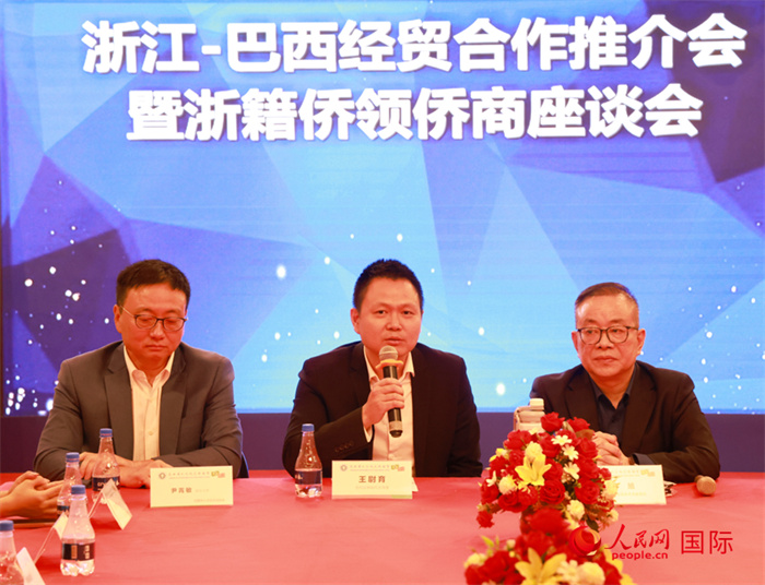 中國(guó)駐里約代總領(lǐng)事王尉育（中）在活動(dòng)中致辭。人民網(wǎng)記者 陳海琪攝