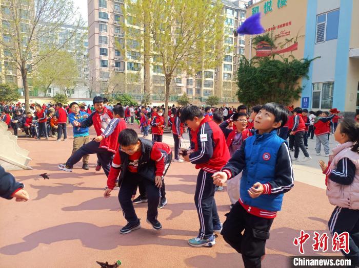 資料圖：小學(xué)生在大課間踢毽子。黃建 攝