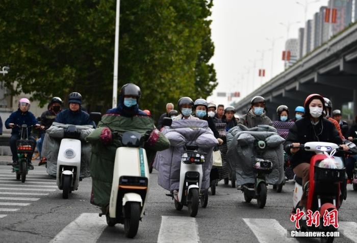 11月3日，河北石家莊迎降溫天氣，市民“捂”裝出行。 <a target='_blank' href='/'><p  align=