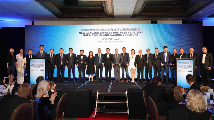 新西蘭華商聯(lián)合總會首批會員代表上臺亮相。攝影：張凱