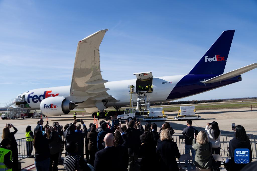 11月8日，在美國(guó)弗吉尼亞州的華盛頓杜勒斯國(guó)際機(jī)場(chǎng)，裝有大熊貓的特制“旅行包廂”準(zhǔn)備運(yùn)上專機(jī)。新華社記者劉杰攝