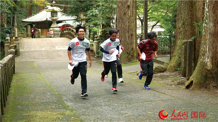 中日青少年在百年古剎里奔跑，揮灑青春的汗水。人民網(wǎng) 蔣曉辰攝