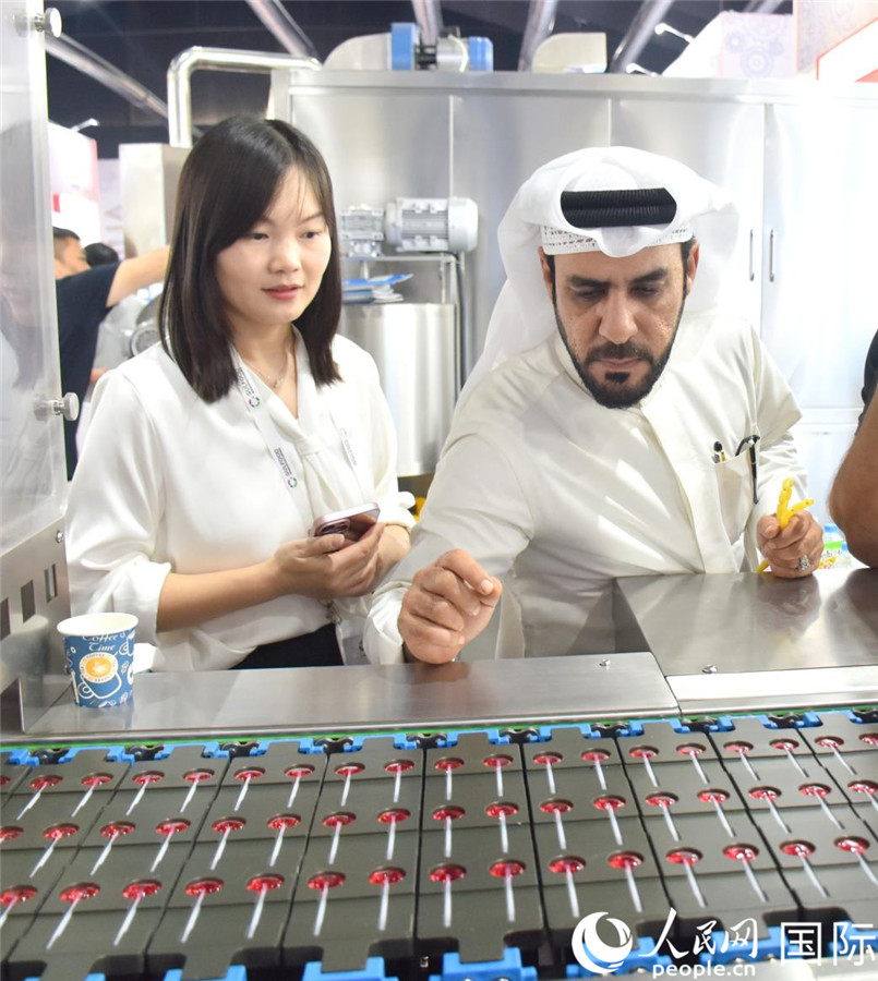 阿方展商在查看中企產(chǎn)品。人民網(wǎng)塔里克·易卜拉欣攝