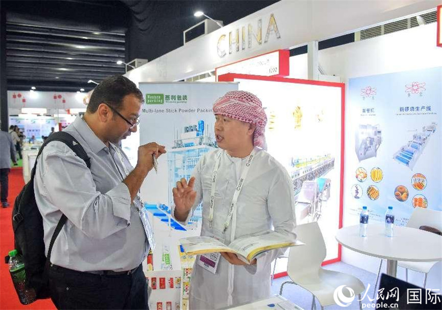 中外展商交流。 人民網(wǎng)塔里克·易卜拉欣攝