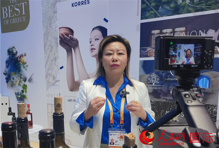 希華集團聯(lián)合創(chuàng)始人兼總裁索菲亞女士接受采訪。人民網(wǎng) 殷韜攝