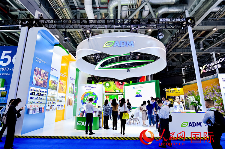 美國農(nóng)產(chǎn)品加工和貿(mào)易企業(yè)ADM在進(jìn)博會的展臺。人民網(wǎng)記者 趙益普攝