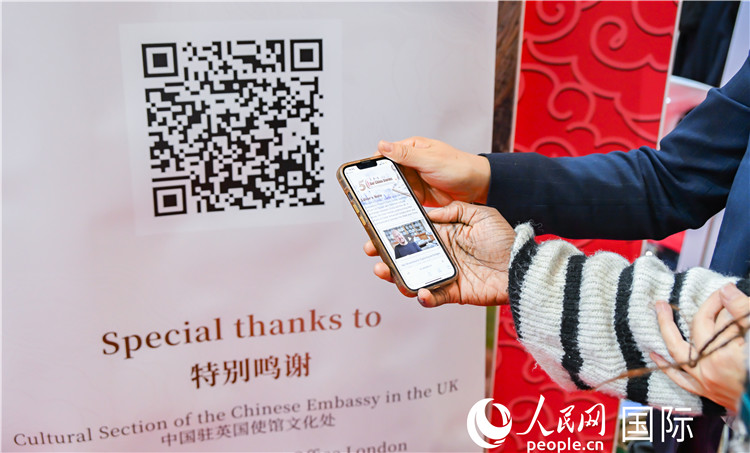 觀眾掃碼《我們的中國故事》系列視頻。人民網(wǎng) 郭錦標(biāo)攝