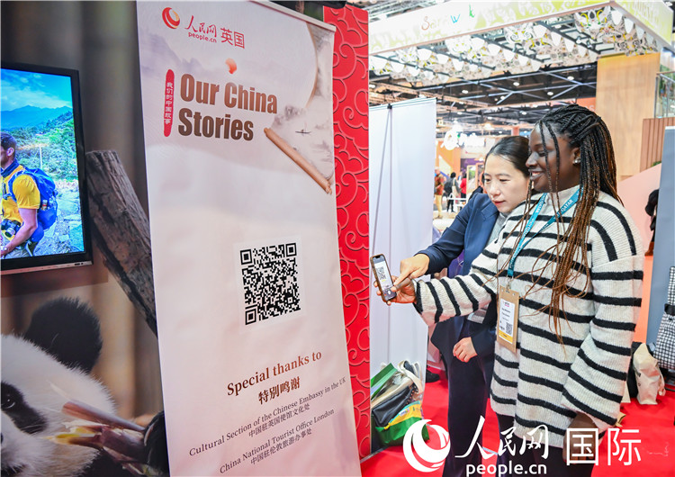 觀眾掃碼《我們的中國故事》系列視頻。人民網(wǎng) 郭錦標(biāo)攝