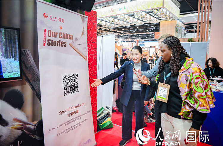 觀眾掃碼《我們的中國故事》系列視頻。人民網(wǎng) 郭錦標(biāo)攝