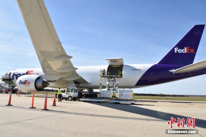 當(dāng)?shù)貢r(shí)間11月8日，美國華盛頓史密森學(xué)會(huì)國家動(dòng)物園的大熊貓“美香”“添添”和它們的幼崽“小奇跡”乘坐的專機(jī)從華盛頓杜勒斯國際機(jī)場起飛前往中國成都。圖為裝有大熊貓的特制“旅行箱”正在運(yùn)上專機(jī)。<a target='_blank' href='/'><p  align=