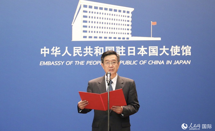 中國駐日本大使館教育處公使銜參贊杜柯偉宣讀獲獎人員名單。人民網(wǎng) 許可攝