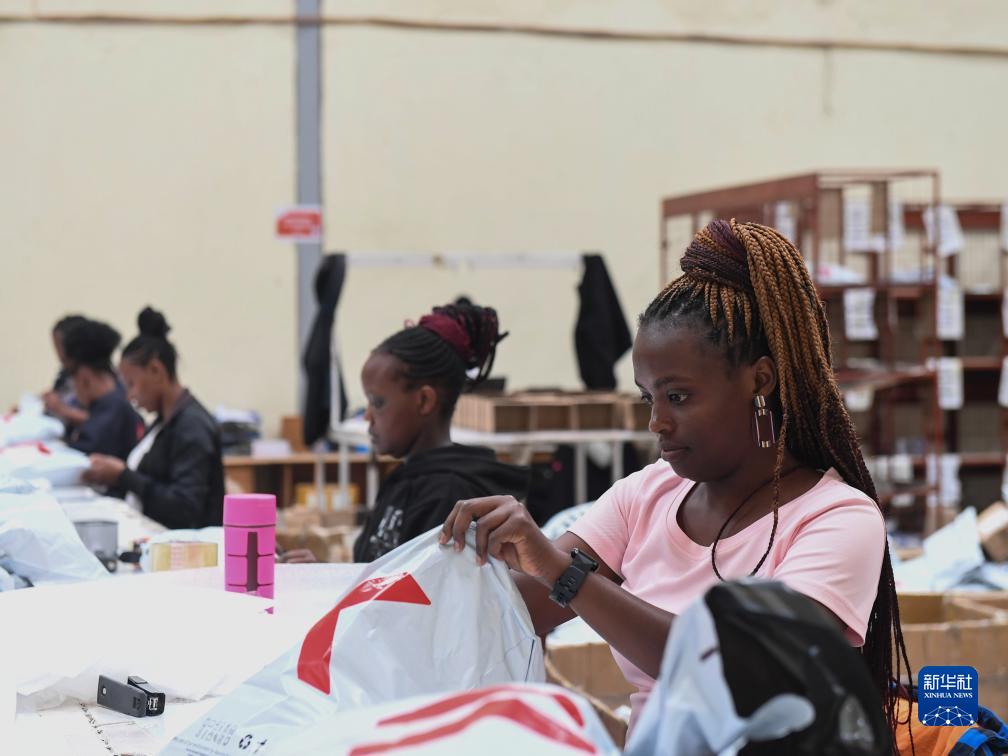 11月10日，在肯尼亞姆洛隆戈，Kilimall員工在倉庫內包裝商品。新華社記者 李亞輝 攝