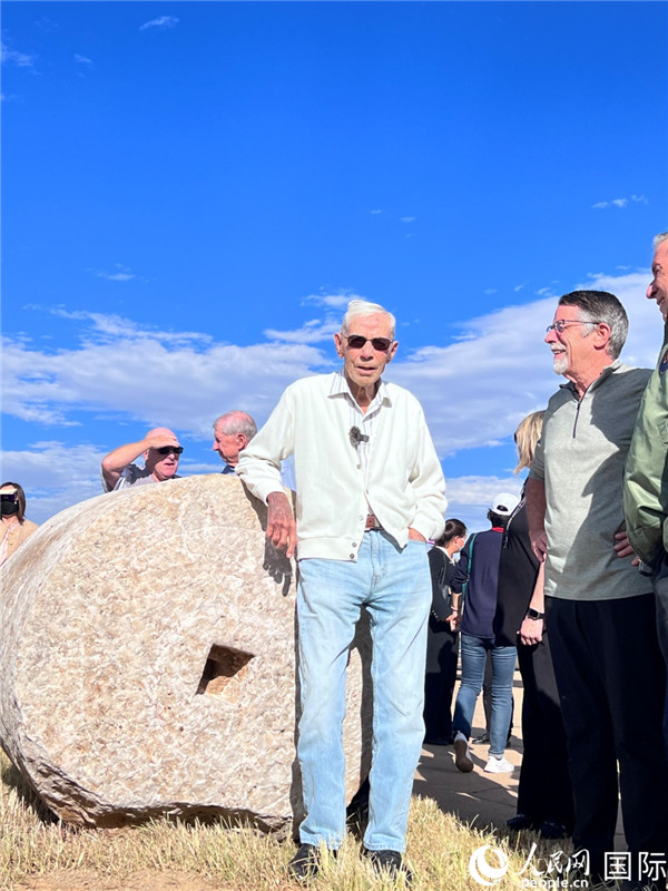 103歲的飛虎隊(duì)老兵哈里·莫耶在云南昆明呈貢機(jī)場(chǎng)舊址的石碾前留影。人民網(wǎng) 趙瞳攝