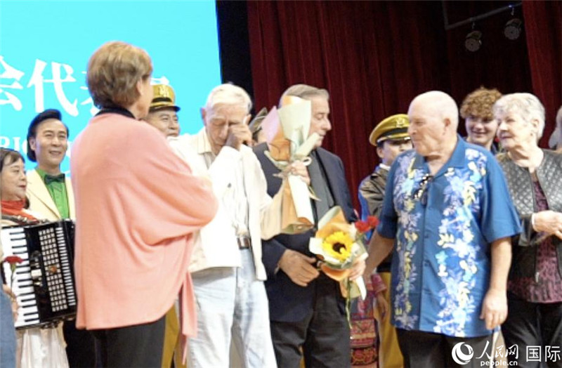 哈里·莫耶和代表團(tuán)其他成員訪問昆明外國(guó)語(yǔ)學(xué)校，觀看講述飛虎隊(duì)開辟駝峰航線故事的音樂劇《翠堤長(zhǎng)虹》，并與學(xué)校師生合唱《友誼地久天長(zhǎng)》。人民網(wǎng) 趙瞳攝