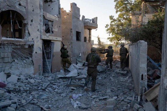 這張以色列國防軍11月12日發(fā)布的照片顯示，以軍地面部隊在加沙地帶北部開展軍事行動。新華社發(fā)