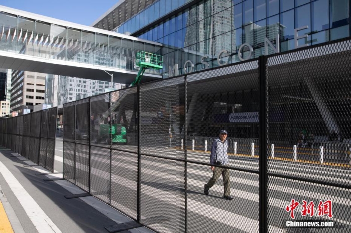當(dāng)?shù)貢r(shí)間11月10日，一名行人從美國舊金山莫斯康中心周圍的金屬圍欄旁經(jīng)過。隨著亞太經(jīng)合組織(APEC)第三十次領(lǐng)導(dǎo)人非正式會(huì)議臨近，作為會(huì)議場地的莫斯康中心附近出現(xiàn)金屬圍欄，執(zhí)勤警察也大幅增加。<a target='_blank' href='/'><p  align=