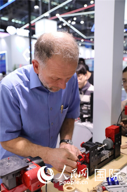 第25屆中國(guó)國(guó)際高新技術(shù)成果交易會(huì)15日在深圳開幕，圖為展商現(xiàn)場(chǎng)演示精密加工工具。人民網(wǎng)記者 魯揚(yáng)攝