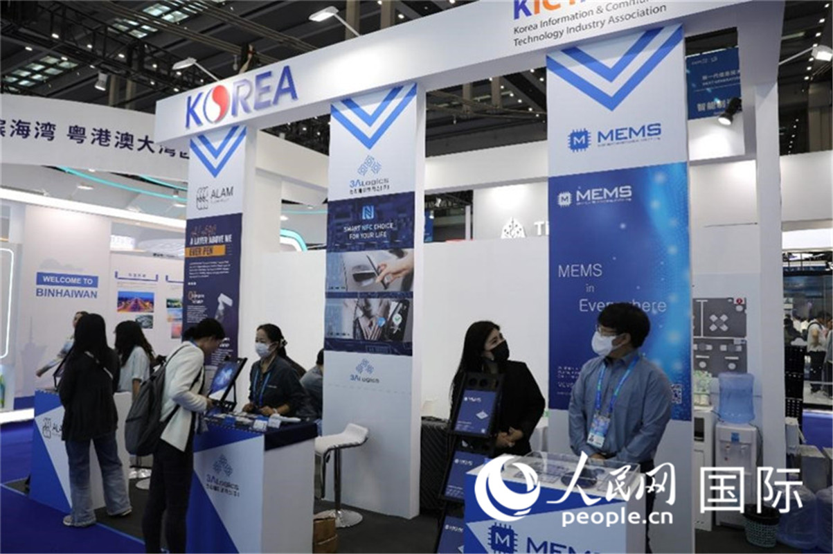 第二十五屆中國(guó)國(guó)際高新技術(shù)成果交易會(huì)15日在深圳開幕，圖為韓國(guó)企業(yè)展臺(tái)（人民網(wǎng)記者 魯揚(yáng)攝）