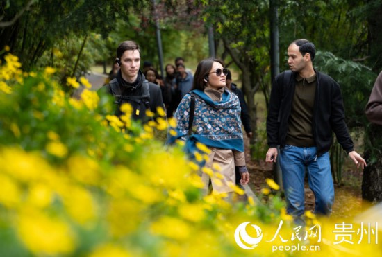 歐亞國(guó)家媒體記者走進(jìn)觀(guān)山湖公園。人民網(wǎng) 陽(yáng)茜攝